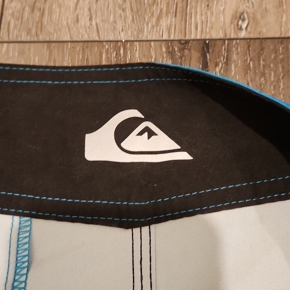 Quicksilver Shorts - Picture 3 of 6